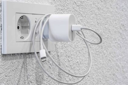 Risques de laisser un chargeur branché sans appareil