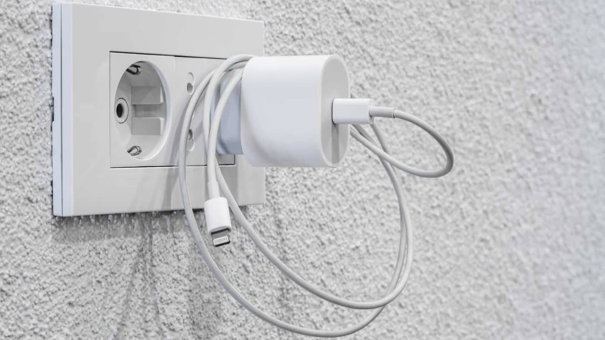 Risques de laisser un chargeur branché sans appareil