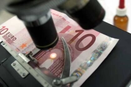 Saviez-vous que votre smartphone peut détecter les faux billets ?