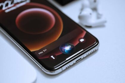 Siri visé par une enquête en France pour enregistrements d’utilisateurs