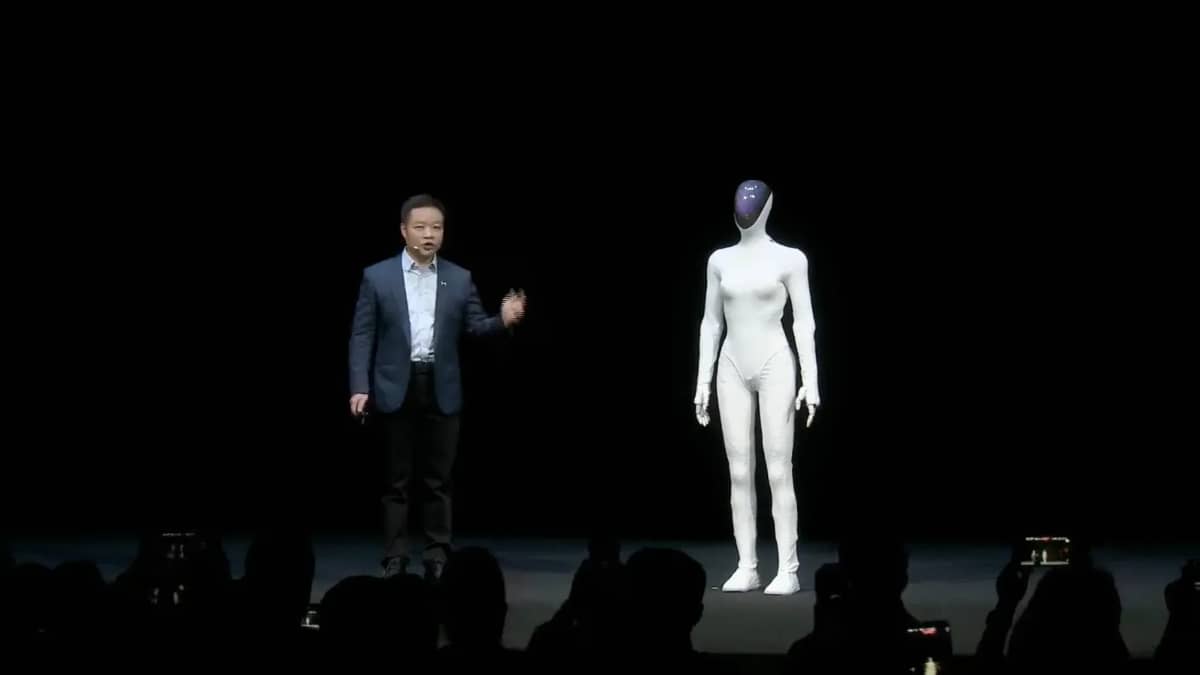 Le robot humanoïde chinois XPeng IRON fait scandale